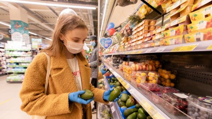 В Челябинске в магазинах запретили обслуживать покупателей без масок