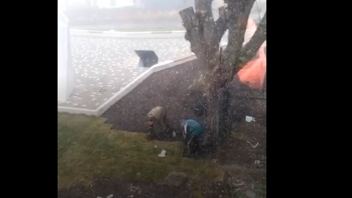 В Челябинске срезают газон у стелы танкистам