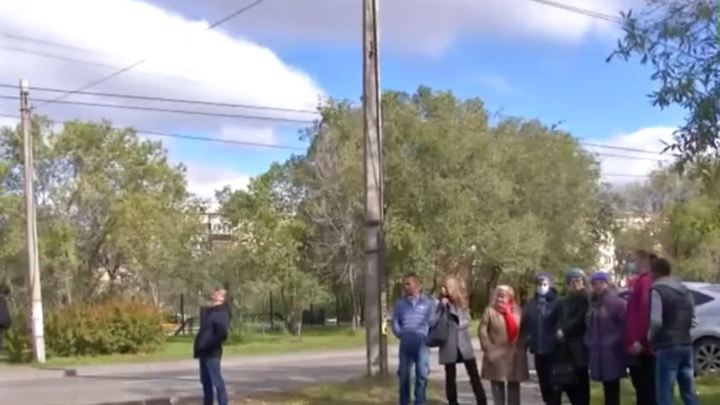 В Челябинске жители вышли на улицу, протестуя против установки вышки МТС