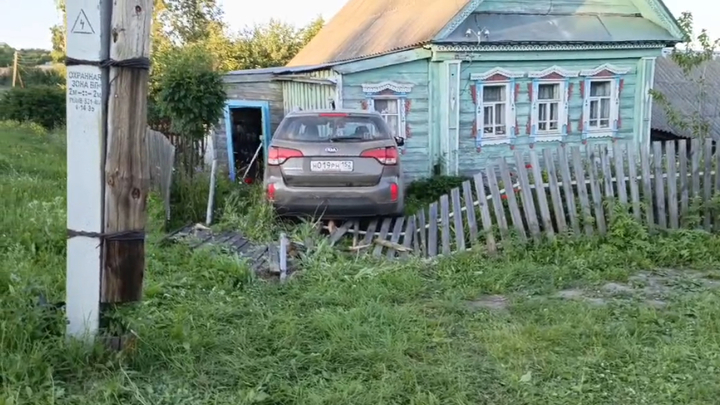 Нижегородка на иномарке протаранила частный дом в Вадском округе