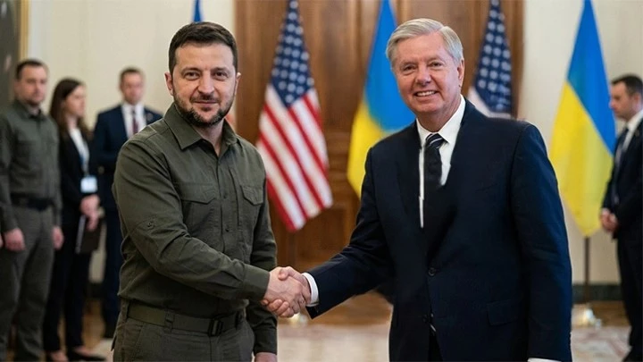 Перед смертью Грэм* пожал руку Зеленскому и потрогал украинский дрон: Что делал в Киеве сенатор-русофоб