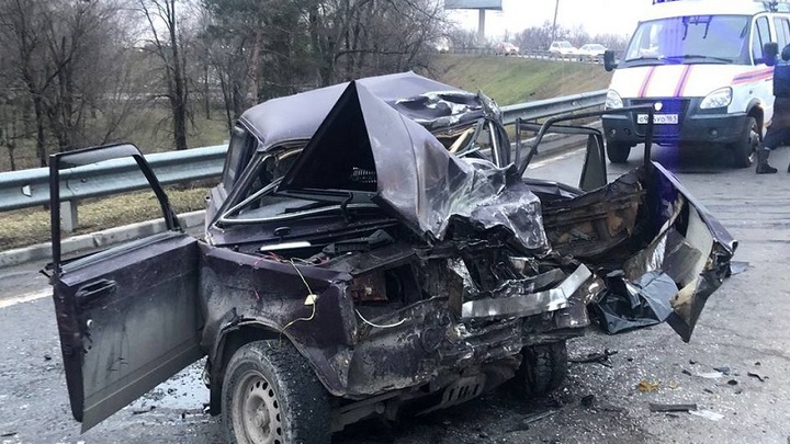На трассе в Ростовской области произошла серьёзная дорожная авария. Есть жертва и пострадавшие