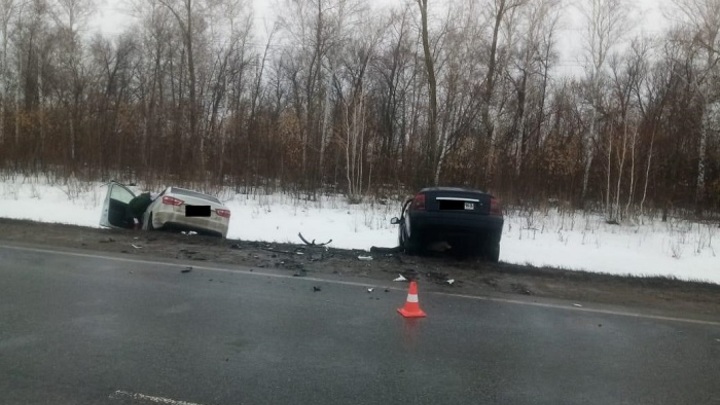 Два мужчины пострадали в лобовом столкновении двух Лад в Самарской области