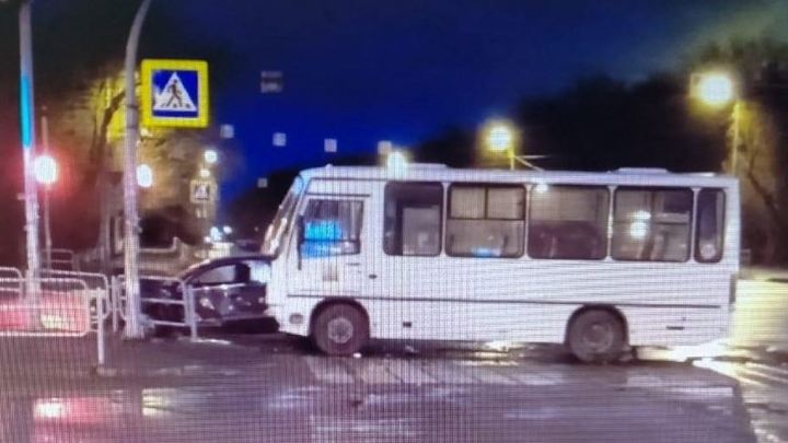 ДТП в Челябинске: автобус протаранил автомобиль на пустой улице
