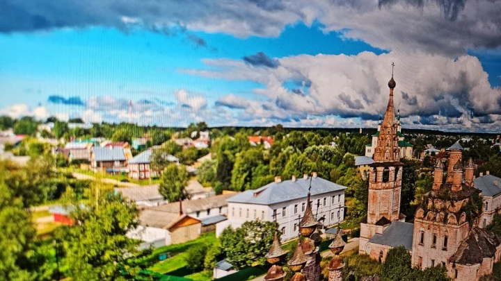 Древний русский город заброшен: Местные ворчат, а скромный школьный учитель творит волшебство