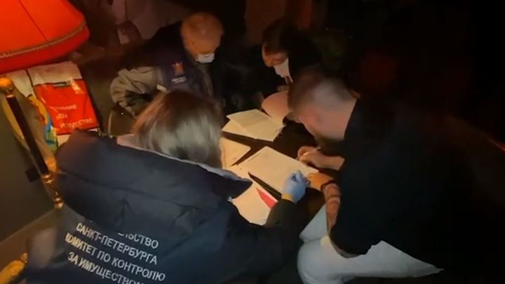 Штрафы посетителям баров за отсутствие масок вызвали у петербуржцев недоумение