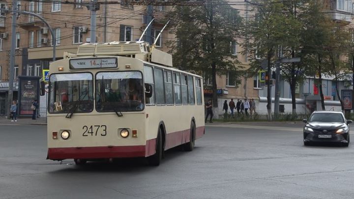 В Челябинске троллейбус врезался в ограждение: пострадал пассажир