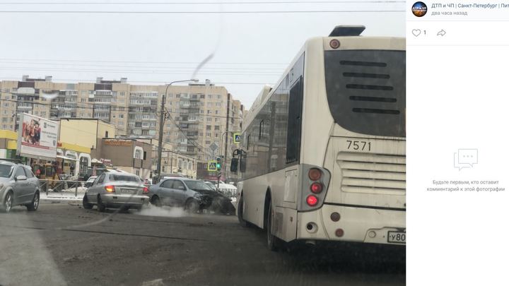 Четыре автомобиля и пять сбитых пешеходов: в Санкт-Петербурге произошло серьезное ДТП