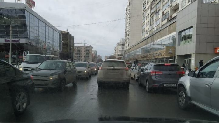 Стоим в пробке: в Челябинске из-за митинга закрыли участок проспекта Ленина