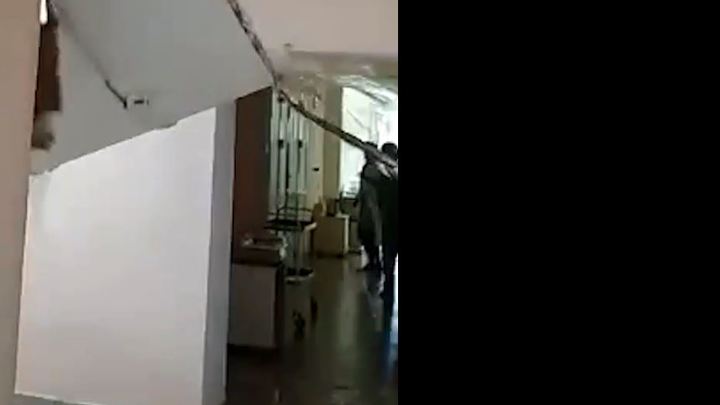 Отошли воды: в роддоме Южноуральска упавший потолок чуть не убил сотрудницу