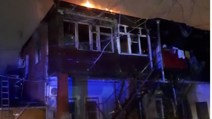 В центре Краснодара загорелся жилой дом. Огонь тушили 2 часа