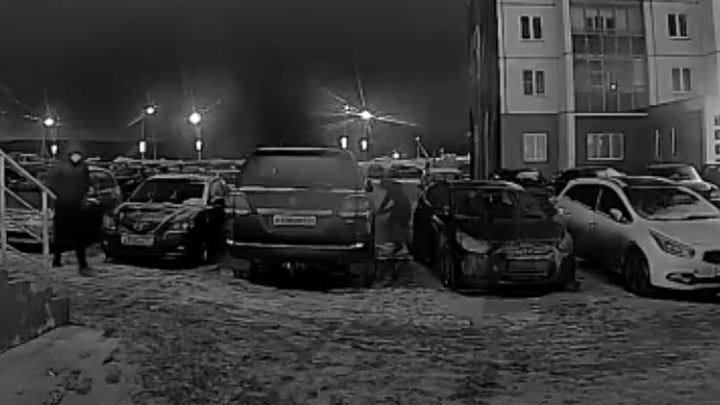Засветились на камерах: подростки разбили битами Land Cruiser в Челябинске
