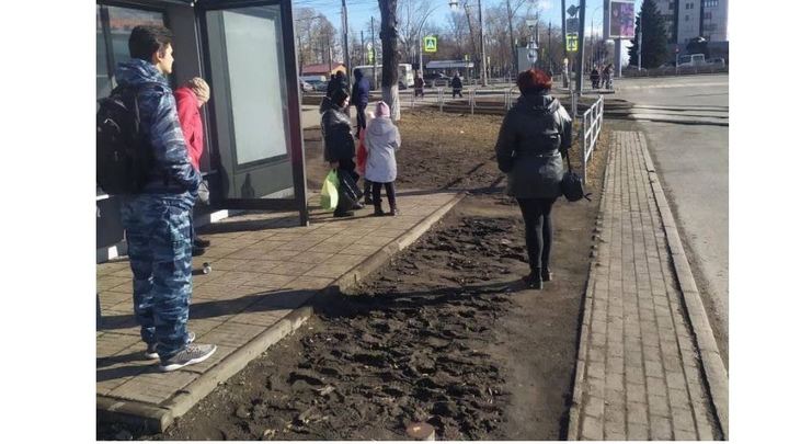 Челябинский урбанист: возле районной администрации остановку поставили в грязь
