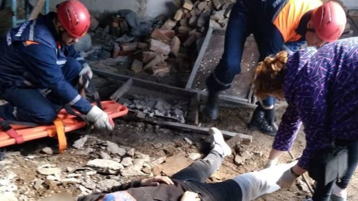 Сломали ноги: в Троицке мальчишки провалились в гараж во время прогулки