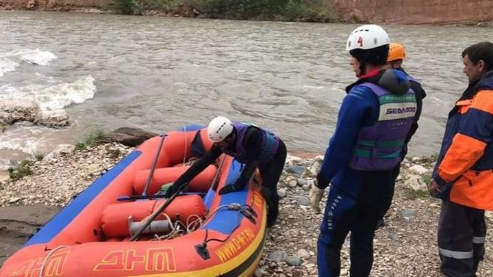 В Адыгее возобновили поиски трех туристов, которых унесло горной рекой