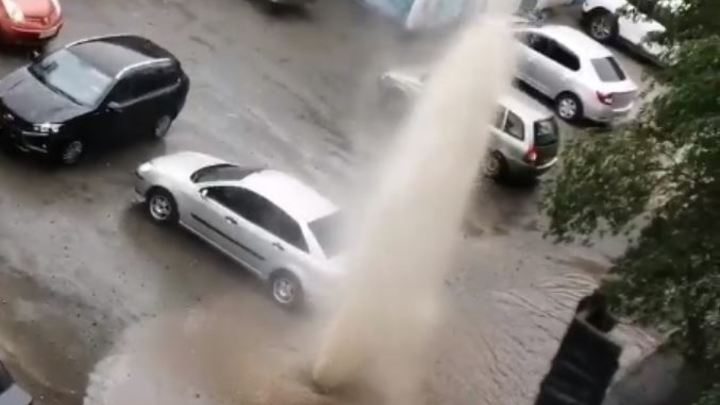 Грязная струя обжигает: в Челябинске во дворе забил фонтан