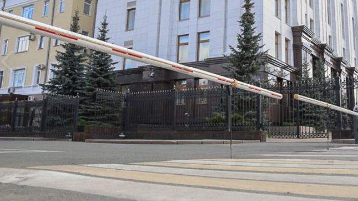 Будка и шлагбаум под окнами губернатора: парковку на Кировке в Челябинске не убрали