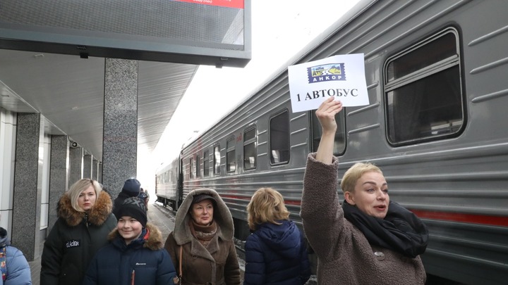 Участников первого железнодорожного круиза встретили в Нижнем Новгороде