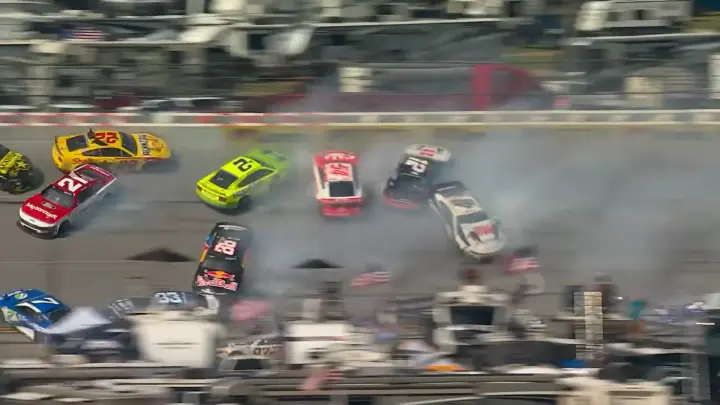Массовая авария из 26 авто на NASCAR: уцелели только 4 пилота