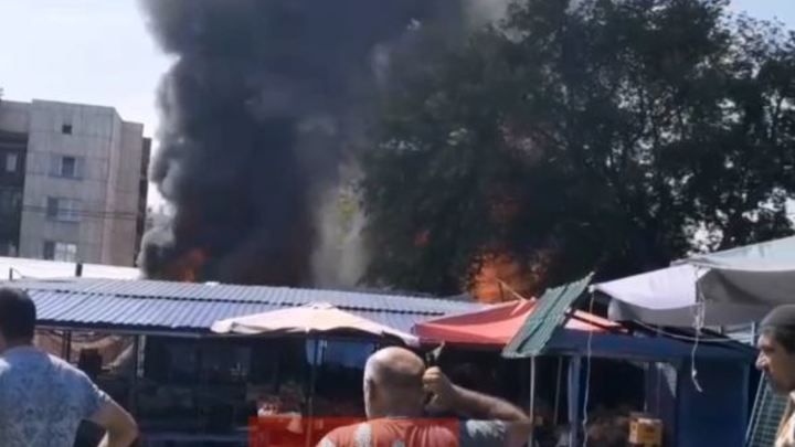 Дым и пламя: возле роддома в Челябинске начался пожар
