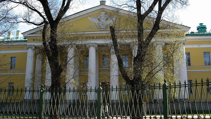 Мариинская больница меняет охрану после инцидента с продавцом китайских массажеров