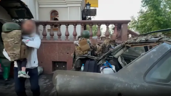 Боец Охотник: спасённых из Родинского детей вывозили под бронежилетами и РЭБ