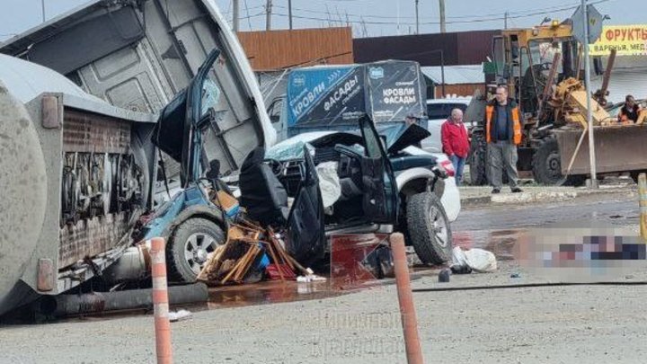 На Кубани грузовик опрокинулся на две легковушки