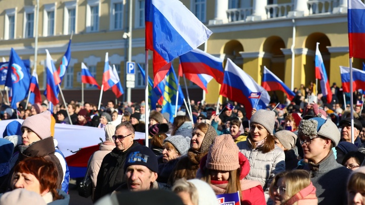 Восьмилетие воссоединения России с Крымом в Нижнем Новгороде отметили митингом-концертом