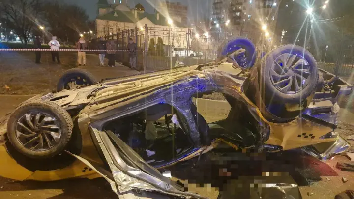 Человек погиб при столкновении BMW c автомобилем такси в Москве