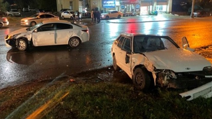 В Самаре Kia при развороте врезалась в ВАЗ. Пострадала девушка