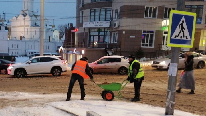 В Иванове в ночь на 27 ноября на дороги высыпали 764 тонны песко-соляной смеси
