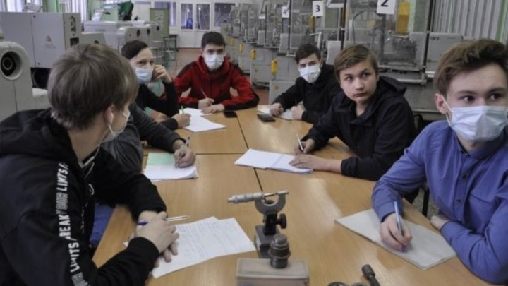 В Кургане выпускников школы бесплатно обучат и дадут работу на заводе