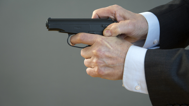 В Туапсе трое мужчин не поделили парковочное место: удары молотком,  стрельба. Есть раненые