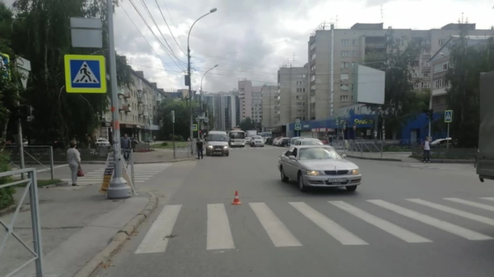 В Новосибирске парень на самокате попал под колёса Мазды