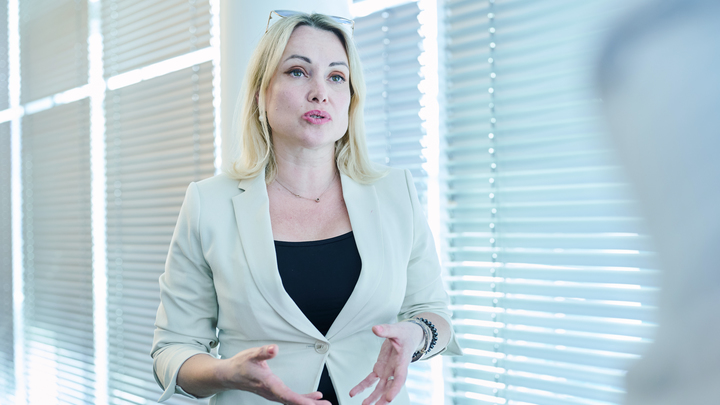 Рукопожатие крепкое: Агалакова проведала в Париже отравленную Овсянникову