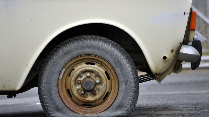 Сотрудников шиномонтажки обвинили в массовой порче колес на въезде в Екатеринбург