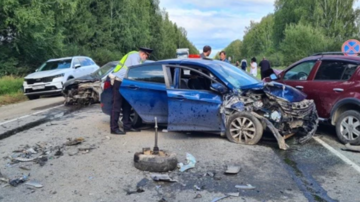 В Свердловской области на трассе столкнулись три машины. В ДТП пострадала годовалая малышка