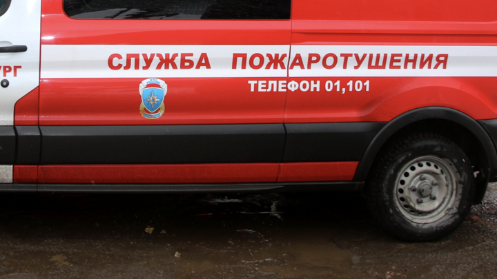 На трассе в Ленобласти спасатель погиб в столкновении пожарной машины с фурой