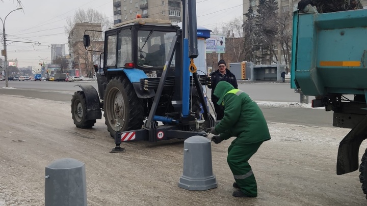 На Вокзальной магистрали в Новосибирске монтируют антипарковочные барьеры