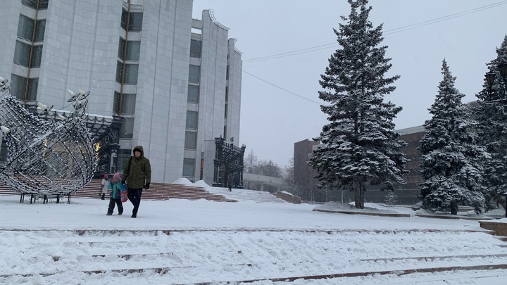 Челябинск утонул в сугробах. Горожане возмутились работой дорожников