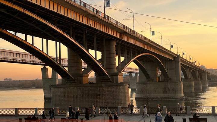 Тротуар на Октябрьском мосту разобрали в Новосибирске