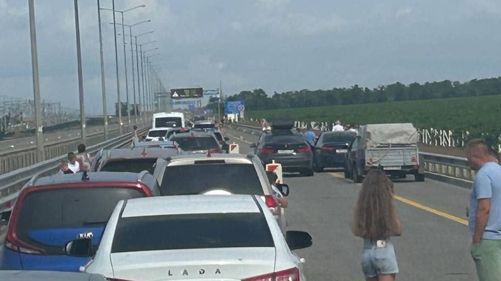 В пробке на Крымском мосту стоит более полутысячи машин, протяжённость затора — восемь километров
