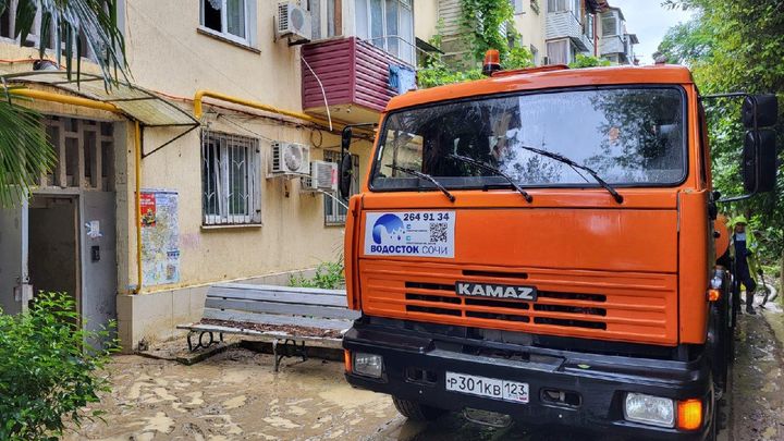 В Сочи включили сирены, трасса Псоу-Адлер ушла под воду, машины затоплены по крыши