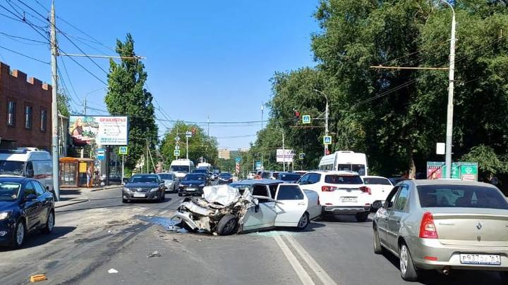 В Ростове водитель легковушки врезался в автобус: есть пострадавшие