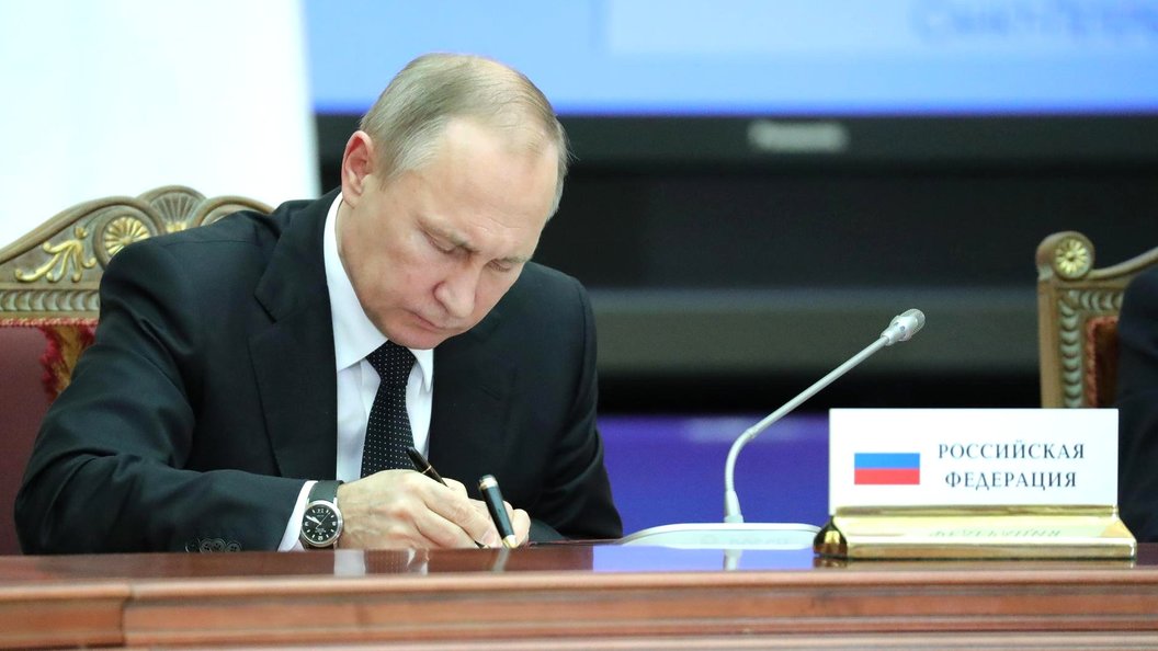 Путин подписал указ о снятии с должности 16 генералов в МВД, МЧС и Следкоме - двое сняли погоны Путин подписал указ о снятии с должности 16 генералов в МВД, МЧС и Следкоме - двое сняли погоны