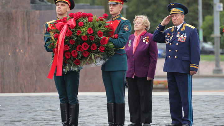 Подвиг ленинградцев не забыт: в Петербурге почтили память защитников на площади Победы