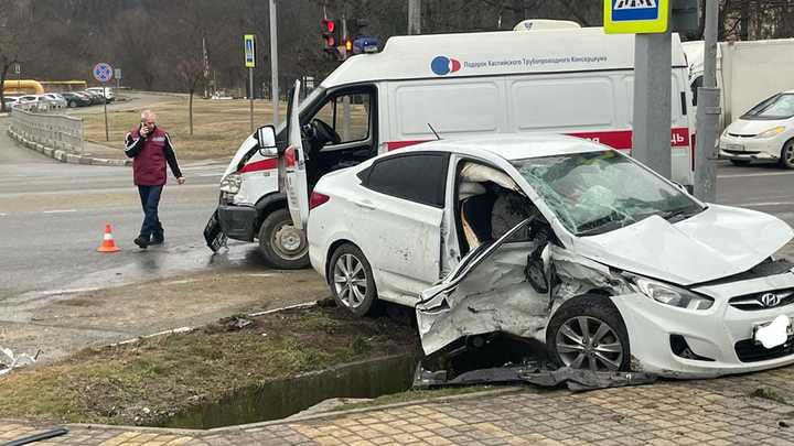 В Новороссийске скорая столкнулась с легковушкой. Пострадали медики