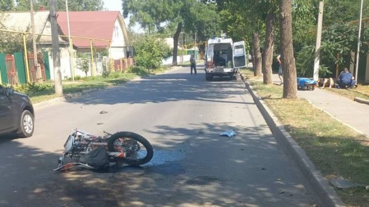 В городе Ростовской области иномарка сбила несовершеннолетнего байкера без прав