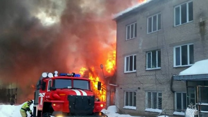 Прямо сейчас: сотрудники МЧС тушат крупный пожар в Челябинской области