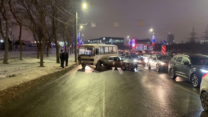 Жительница Челябинска упала в маршрутке после ДТП во время ледяного дождя